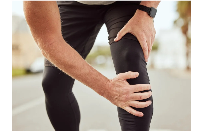 osteopat-obyasnila-pochemu-nachinayut-shchelkat-koleni
