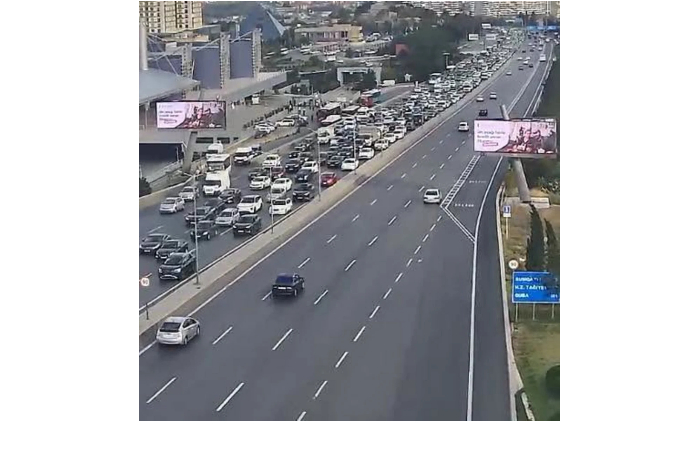 na-ryade-ulits-i-prospektov-baku-zatrudneno-dvizhenie-transporta