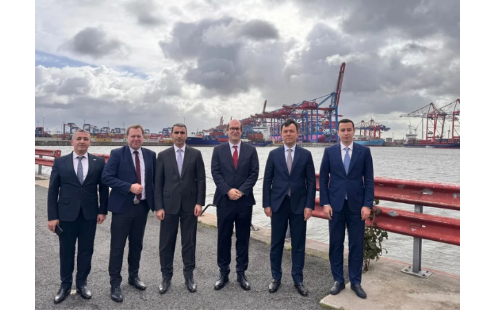 azhd-i-port-gamburga-podpisali-protokol-o-razvitii-sotrudnichestva