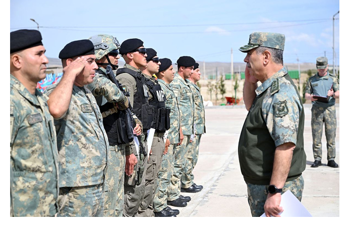 zakir-gasanov-oznakomilsya-s-peredovoy-operativnoy-bazoy-roty-kov-upravleniya-voennoy-politsii-fotovideo