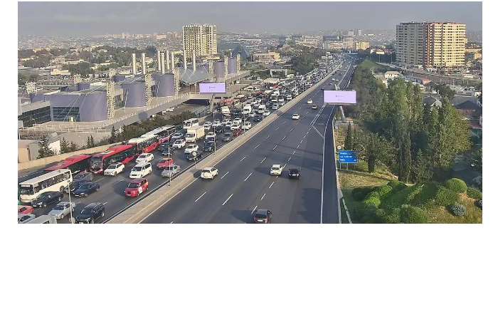 na-ryade-ulits-i-prospektov-baku-zatrudneno-dvizhenie-transporta