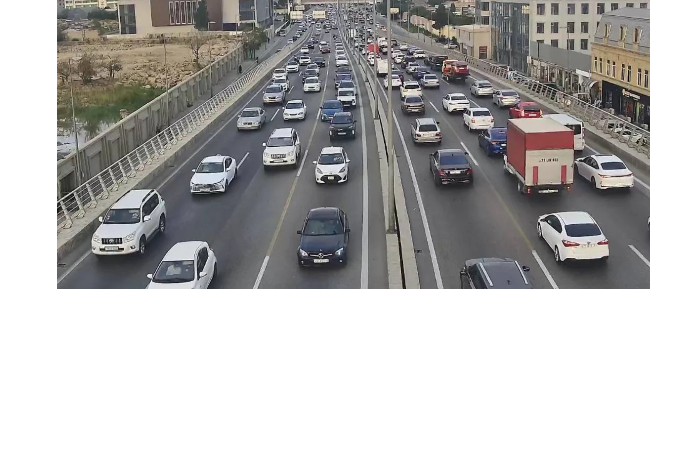 na-ryade-ulits-i-prospektov-baku-zatrudneno-dvizhenie-transporta