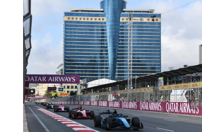 v-baku-startovala-pervaya-osnovnaya-gonka-formuly-2