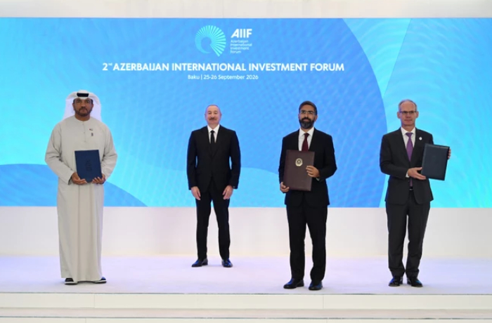 na-investitsionnom-forume-v-baku-sostoyalsya-obmen-dokumentami