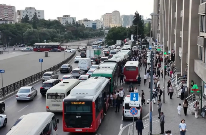 studenty-ne-uspevayut-na-zanyatiya-v-baku-predlozhili-reshenie-transportnoy-problemy