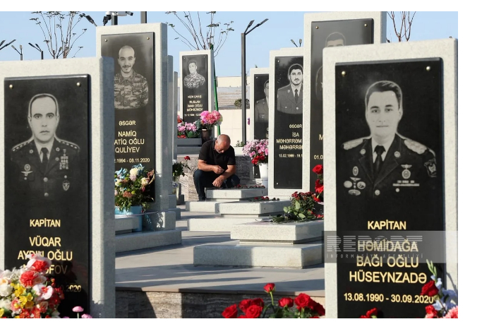 predstaviteli-obshchestvennosti-poseshchayut-voennoe-memorialnoe-kladbishche-v-baku