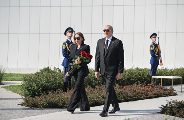 ilkham-aliev-i-mekhriban-alieva-posetili-park-pobedy-v-baku-v-svyazi-s-dnem-pamyati