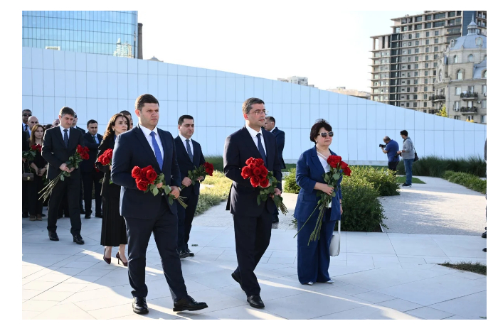 rukovodstvo-i-kollektiv-soveta-po-media-i-veshchaniyu-posetili-park-pobedy