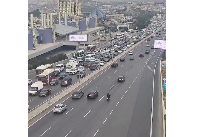 na-ryade-ulits-i-prospektov-baku-zatrudneno-dvizhenie-transporta