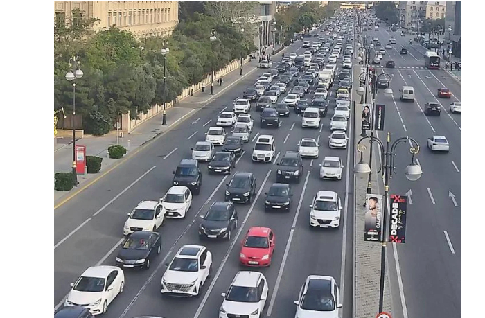 v-baku-na-17-ulitsakh-i-prospektakh-zatrudneno-dvizhenie-transporta