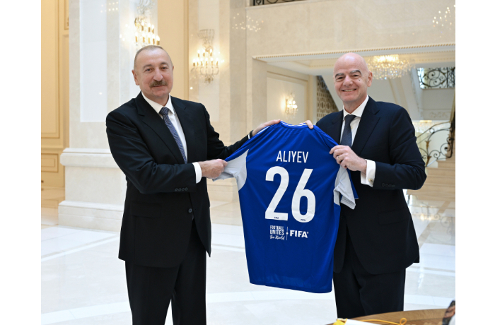 pamyatnye-podarki-ot-infantino-prezidentu-ilkhamu-alievu-foto
