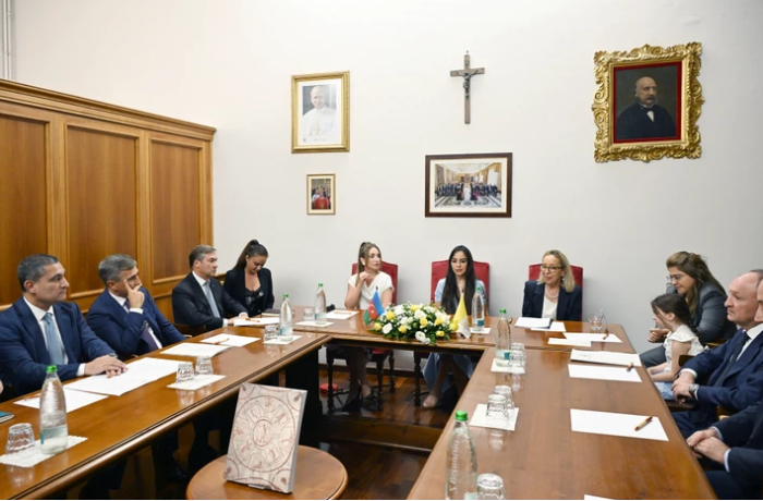 leyla-alieva-obsudila-s-raffaelloy-dzhuliani-restavratsiyu-katakomb