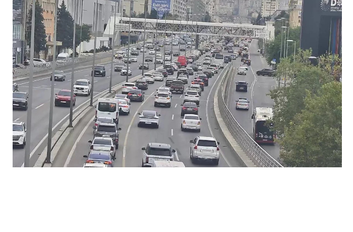 na-ryade-ulits-i-prospektov-baku-zatrudneno-dvizhenie-transporta