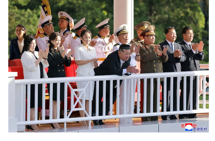 kim-chen-yn-vmeste-s-docheryu-osmotrel-novyy-korabl-v-sostave-vms