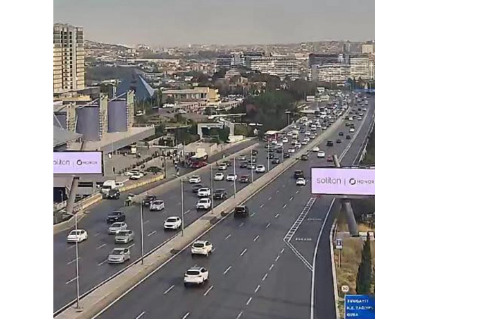 v-baku-na-nekotorykh-ulitsakh-i-prospektakh-zatrudneno-dvizhenie-transporta