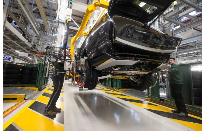 jaguar-land-rover-sokratit-okolo-4-tys-rabochikh-mest-v-velikobritanii