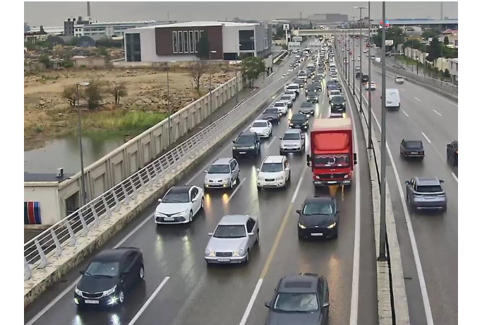 na-ryade-ulits-i-prospektov-baku-zatrudneno-dvizhenie-transporta